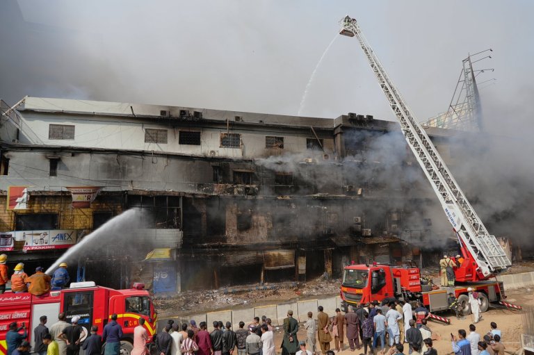 Death toll in Karachi shopping plaza fire rises to 10 as search continues for dozens missing | iNFOnews.ca