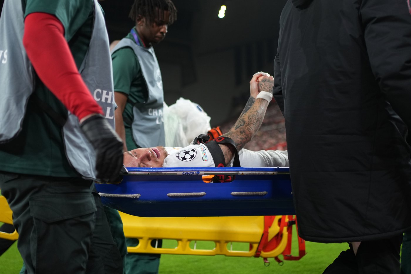Galatasaray player Noa Lang sustains freak hand injury after colliding with advertising boards | iNFOnews.ca Galatasaray player Noa Lang sustains freak hand injury after colliding with advertising boards | iNFOnews.ca