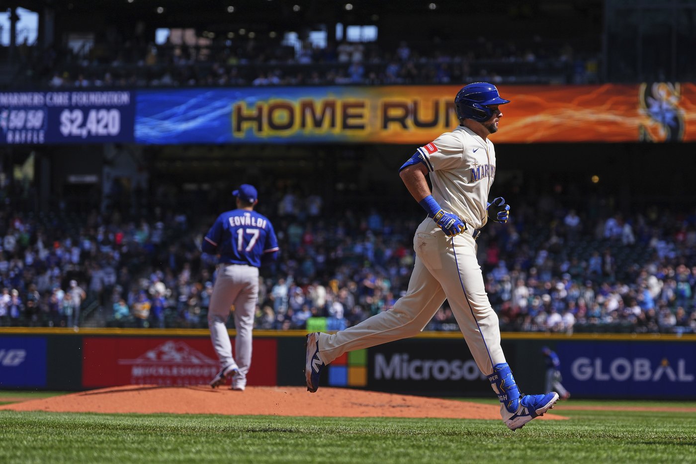 Raleigh homers for 3rd straight game to give Mariners 3-1 win, sweep of Rangers | iNFOnews.ca