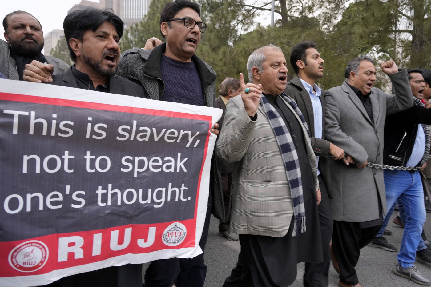 Pakistani journalists protest after Senate passes bill allowing control over social media content | iNFOnews.ca