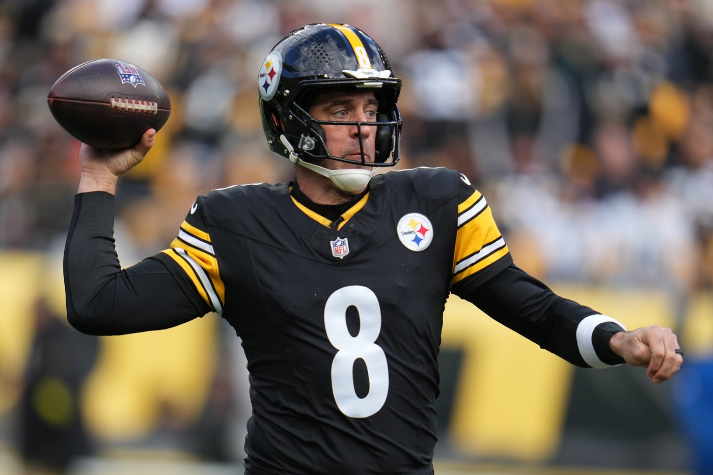 Steelers QB Aaron Rodgers practices with a brace on his broken wrist and is questionable vs. Bears | iNFOnews.ca