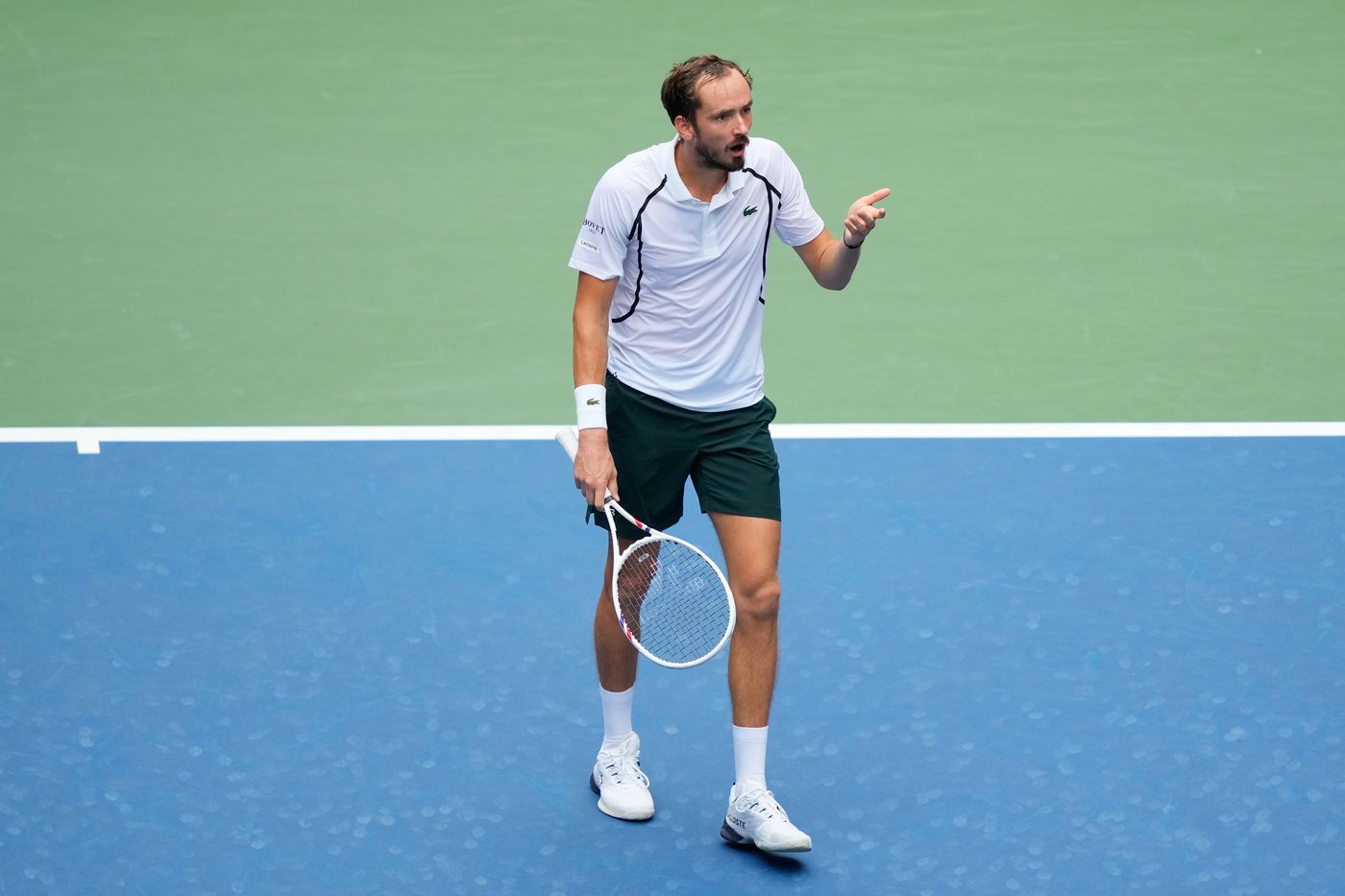 For the birds: Medvedev protests US Open umpire's call to replay a point after birds sit on the net | iNFOnews.ca For the birds: Medvedev protests US Open umpire's call to replay a point after birds sit on the net | iNFOnews.ca