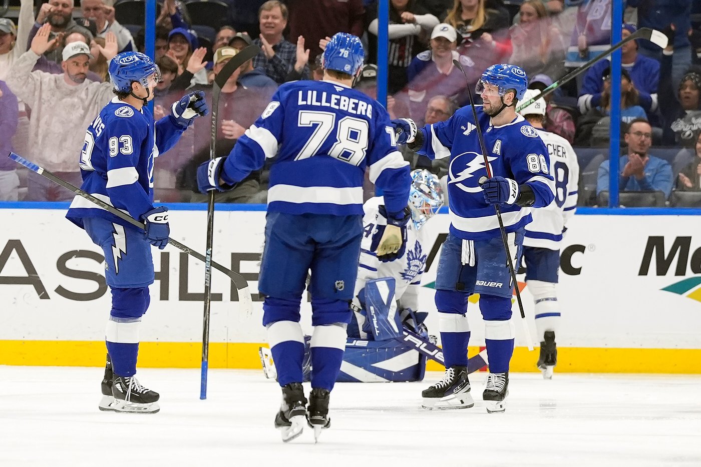 Kucherov hits 30 goals again as Lightning roll past Maple Leafs 4-2 for 6th straight win | iNFOnews.ca