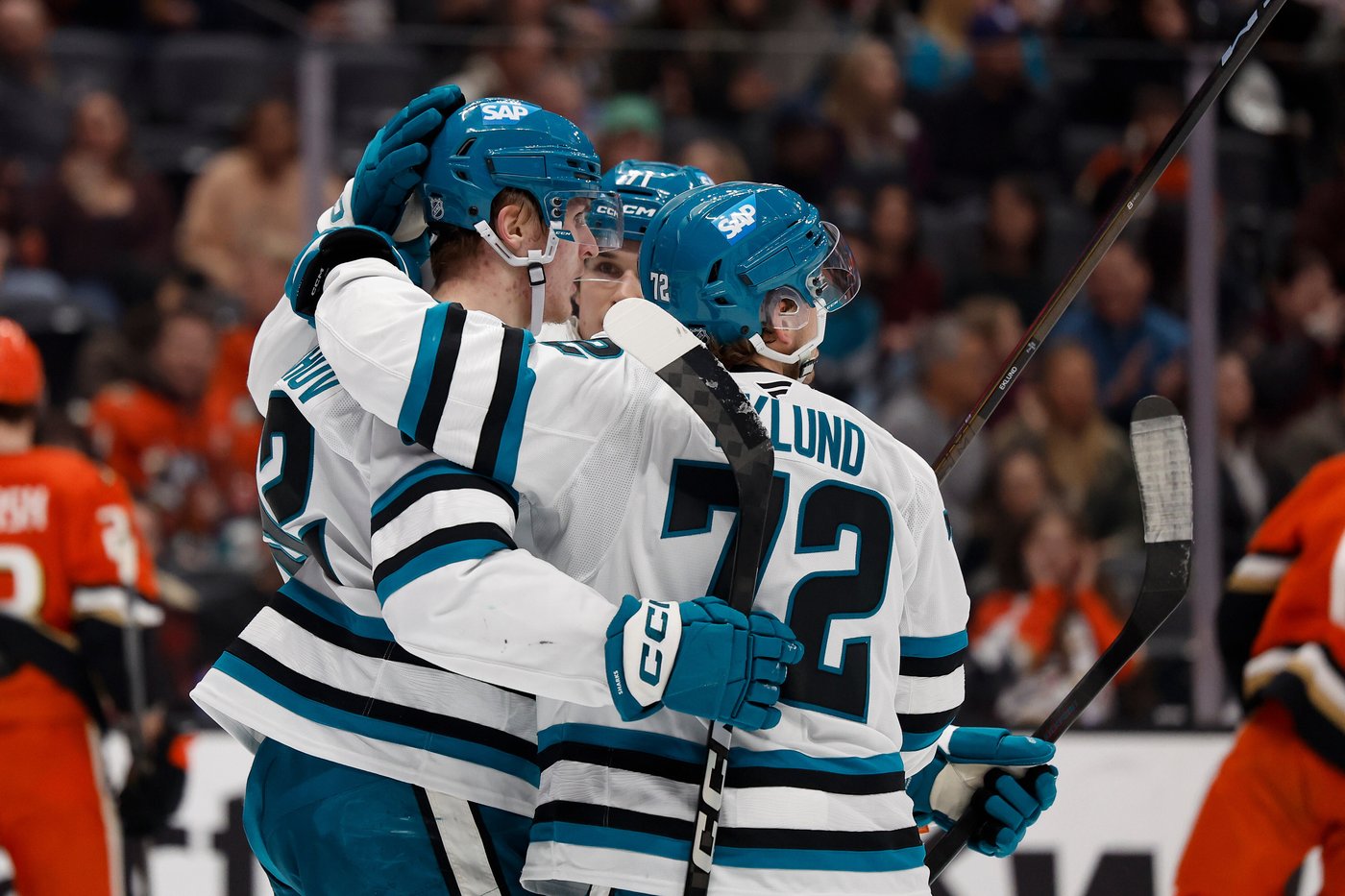 Macklin Celebrini hits 60 points with goal, 2 assists in Sharks' 5-4 victory over Ducks | iNFOnews.ca Macklin Celebrini hits 60 points with goal, 2 assists in Sharks' 5-4 victory over Ducks | iNFOnews.ca