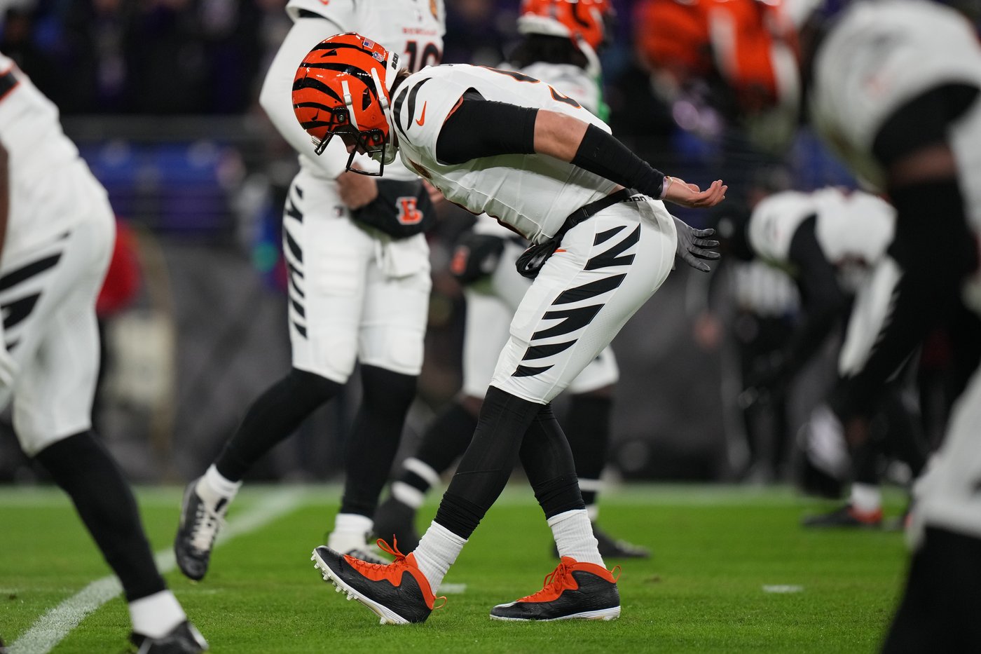 Joe Burrow dons new shoes, sparks Bengals' playoff hopes | iNFOnews.ca