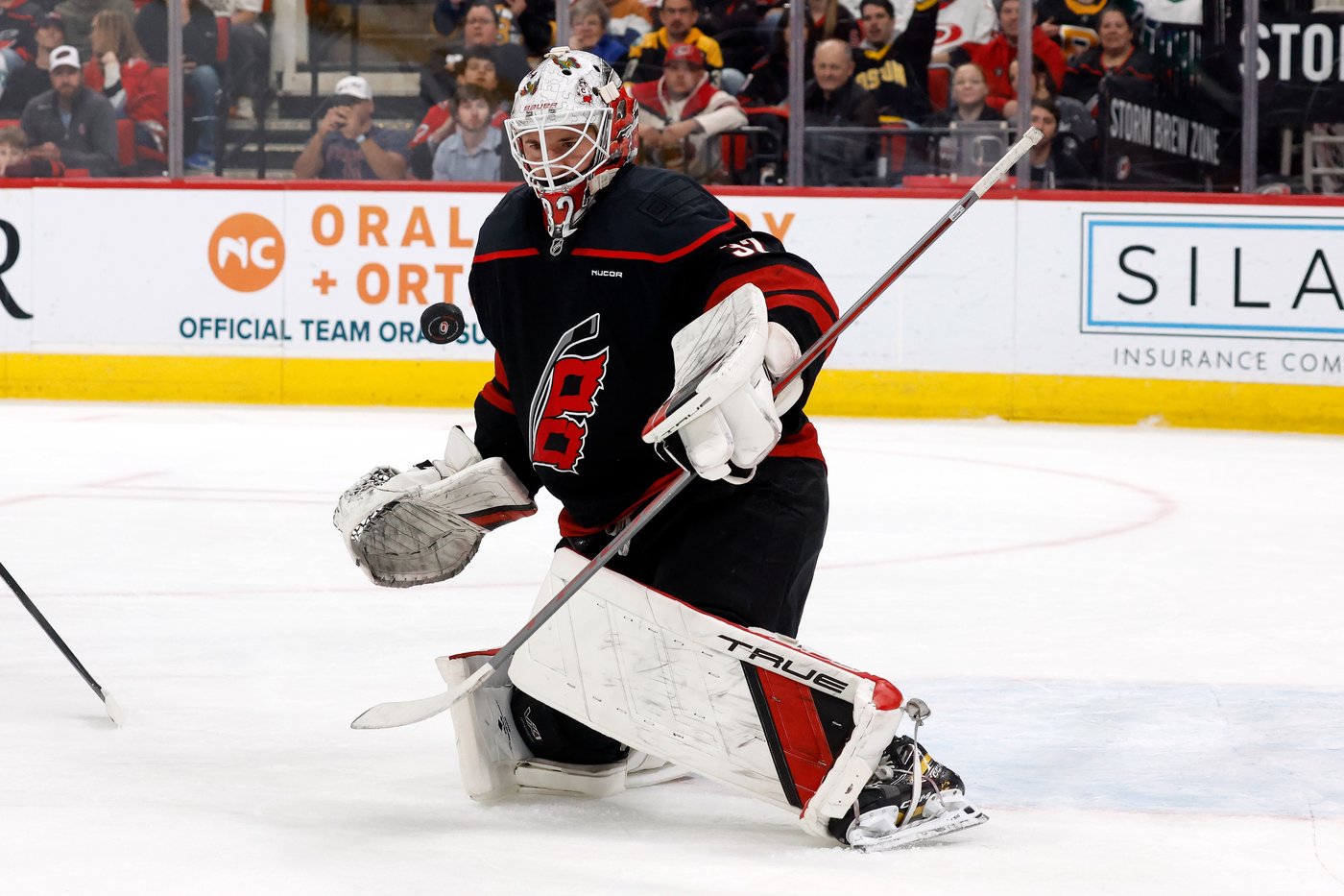 Hurricanes overcome Geekie's hat trick, top Bruins in OT to claim the Metropolitan Division title | iNFOnews.ca Hurricanes overcome Geekie's hat trick, top Bruins in OT to claim the Metropolitan Division title | iNFOnews.ca