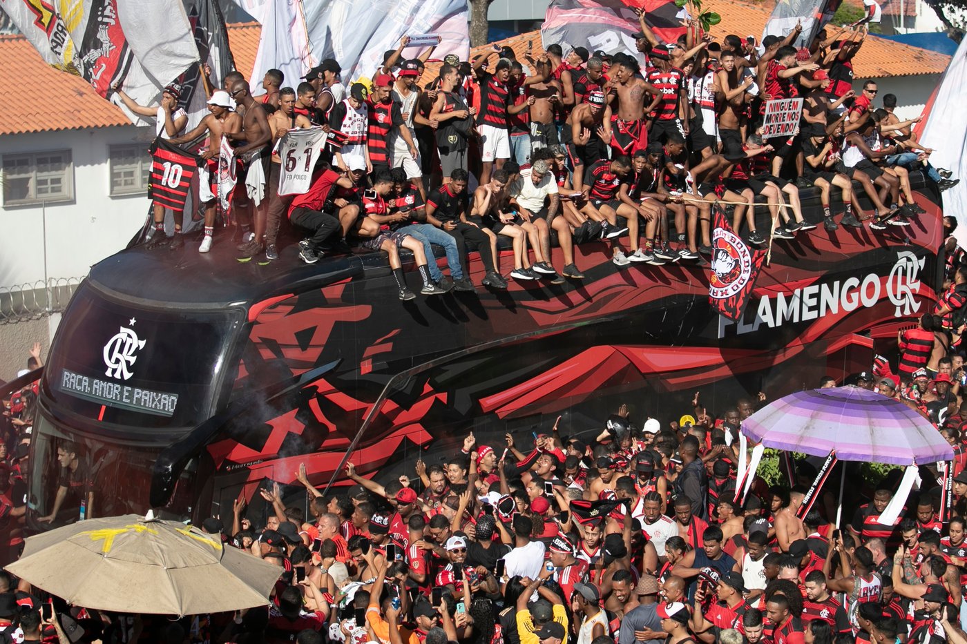 Fans and police clash at Rio airport during Flamengo departure for Copa Libertadores final | iNFOnews.ca