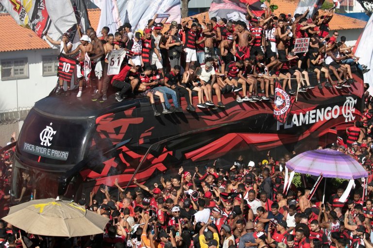 Fans and police clash at Rio airport during Flamengo departure for Copa Libertadores final | iNFOnews.ca