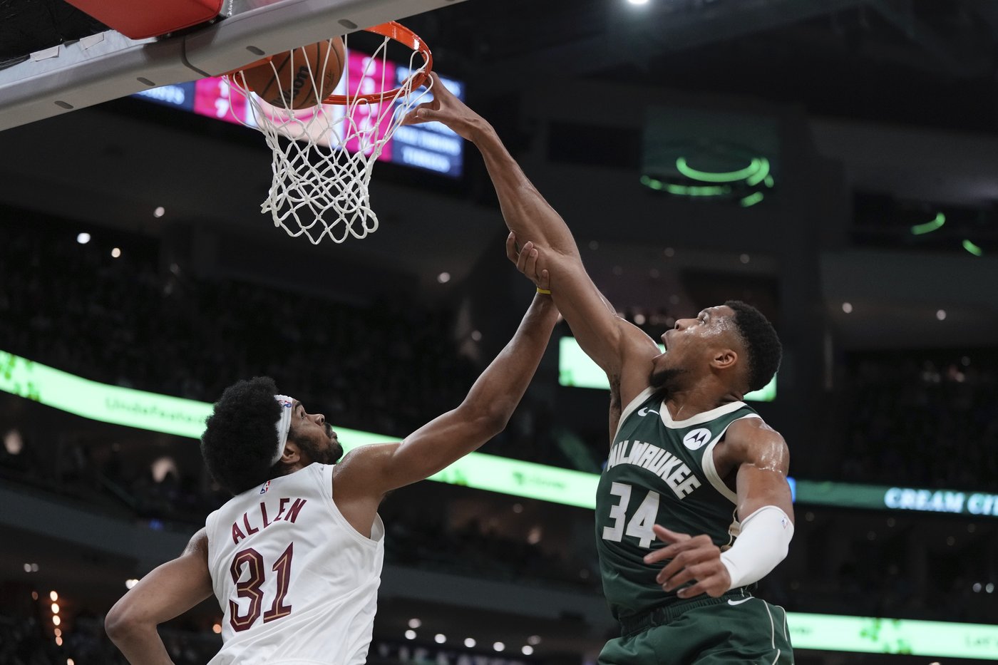 Mitchell's last-second jumper helps Cavs stay unbeaten with 114-113 win at Milwaukee | iNFOnews.ca