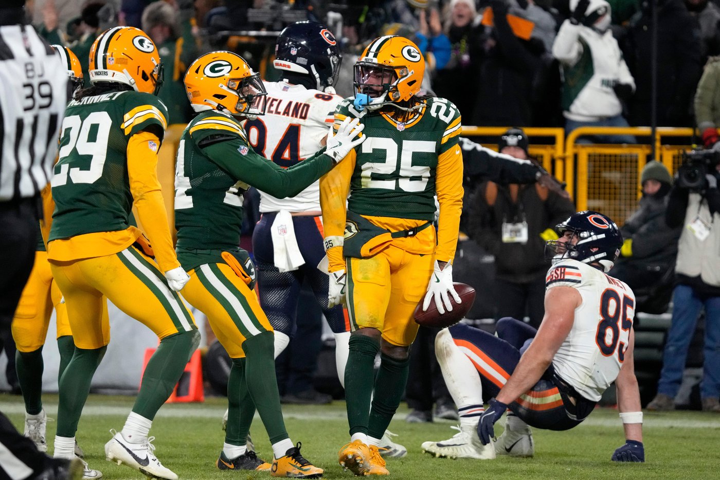 Keisean Nixon has game-sealing INT and Packers overtake Bears for NFC North lead with 28-21 win | iNFOnews.ca