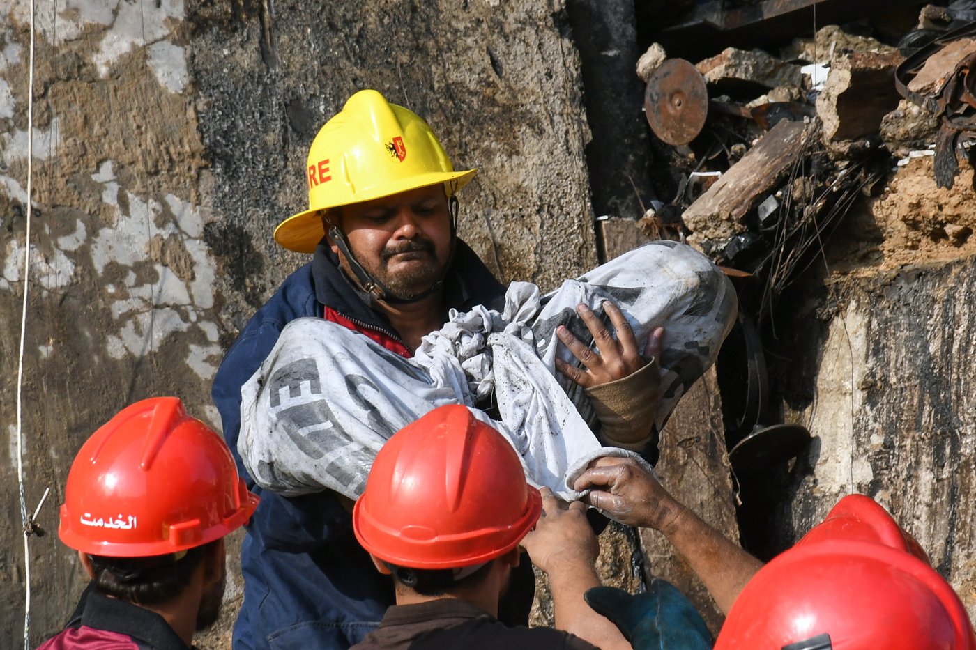 Rescuers race to recover bodies after massive Karachi shopping plaza fire, in photos | iNFOnews.ca