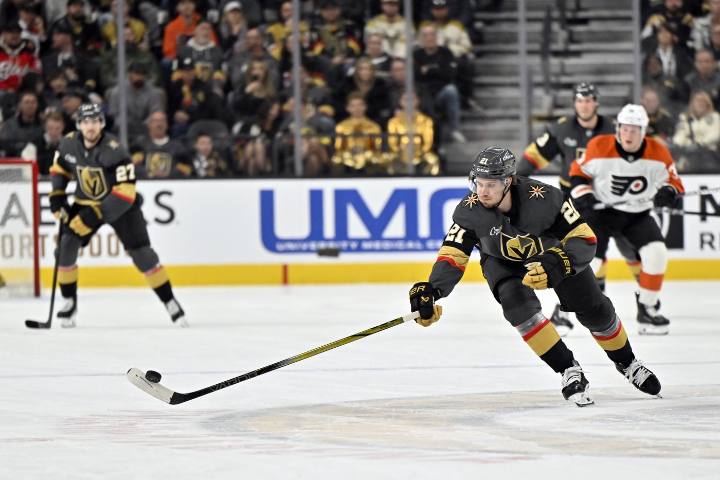 Golden Knights score 3 in 2nd period and beat Flyers 5-2 | iNFOnews.ca