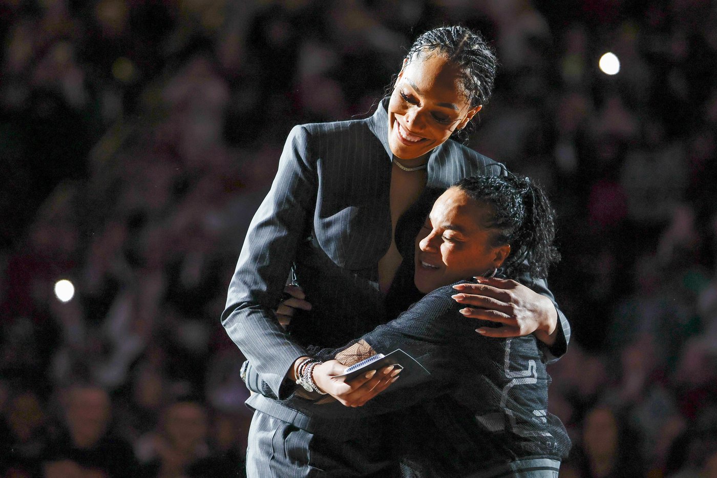 Edwards leads No. 2 South Carolina to 83-66 win over Auburn on day when Wilson's jersey is retired | iNFOnews.ca