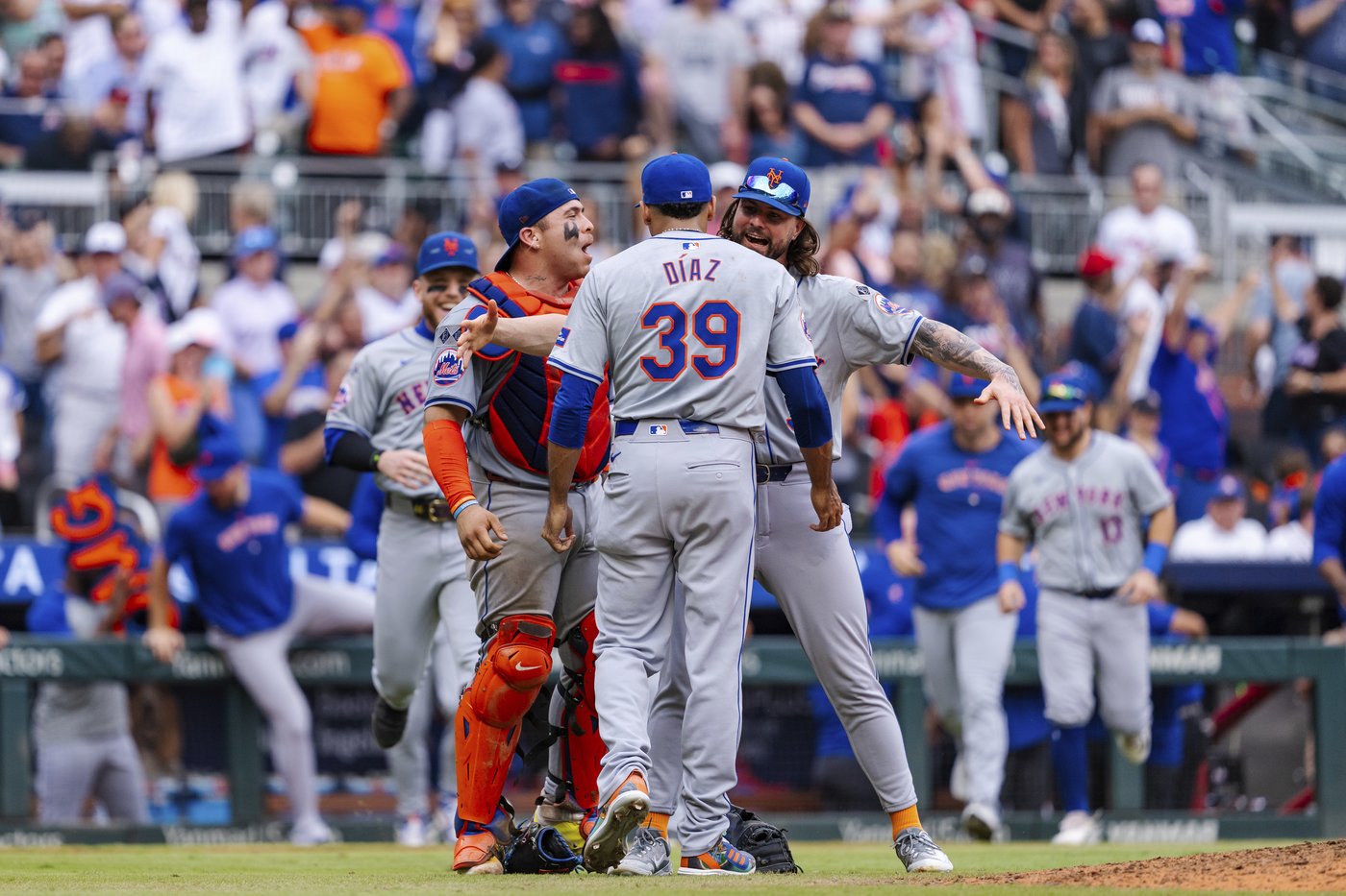 Braves salvage playoff berth with 3-0 win over the Mets, who win thrilling opener 8-7 to clinch | iNFOnews.ca