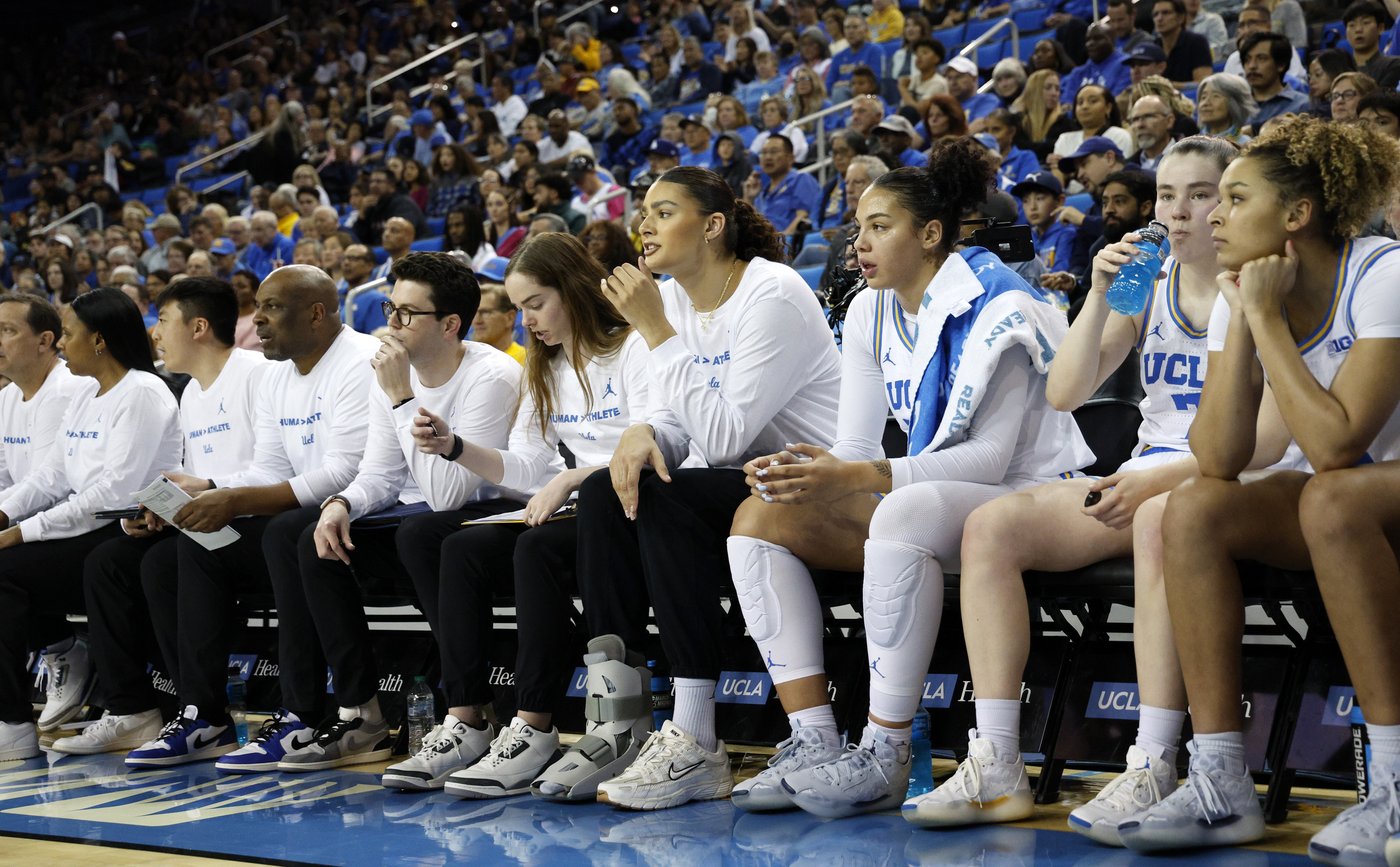 No. 1 UCLA bounces back from 1st loss of season to edge No. 22 Michigan State 75-69 without Betts | iNFOnews.ca No. 1 UCLA bounces back from 1st loss of season to edge No. 22 Michigan State 75-69 without Betts | iNFOnews.ca