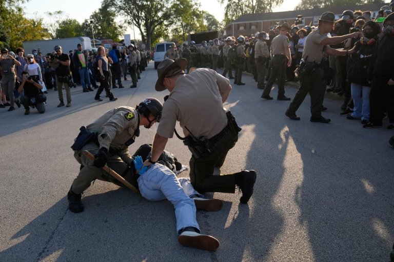 Protesters at ICE facility object to barricades, agents detain multiple people | iNFOnews.ca