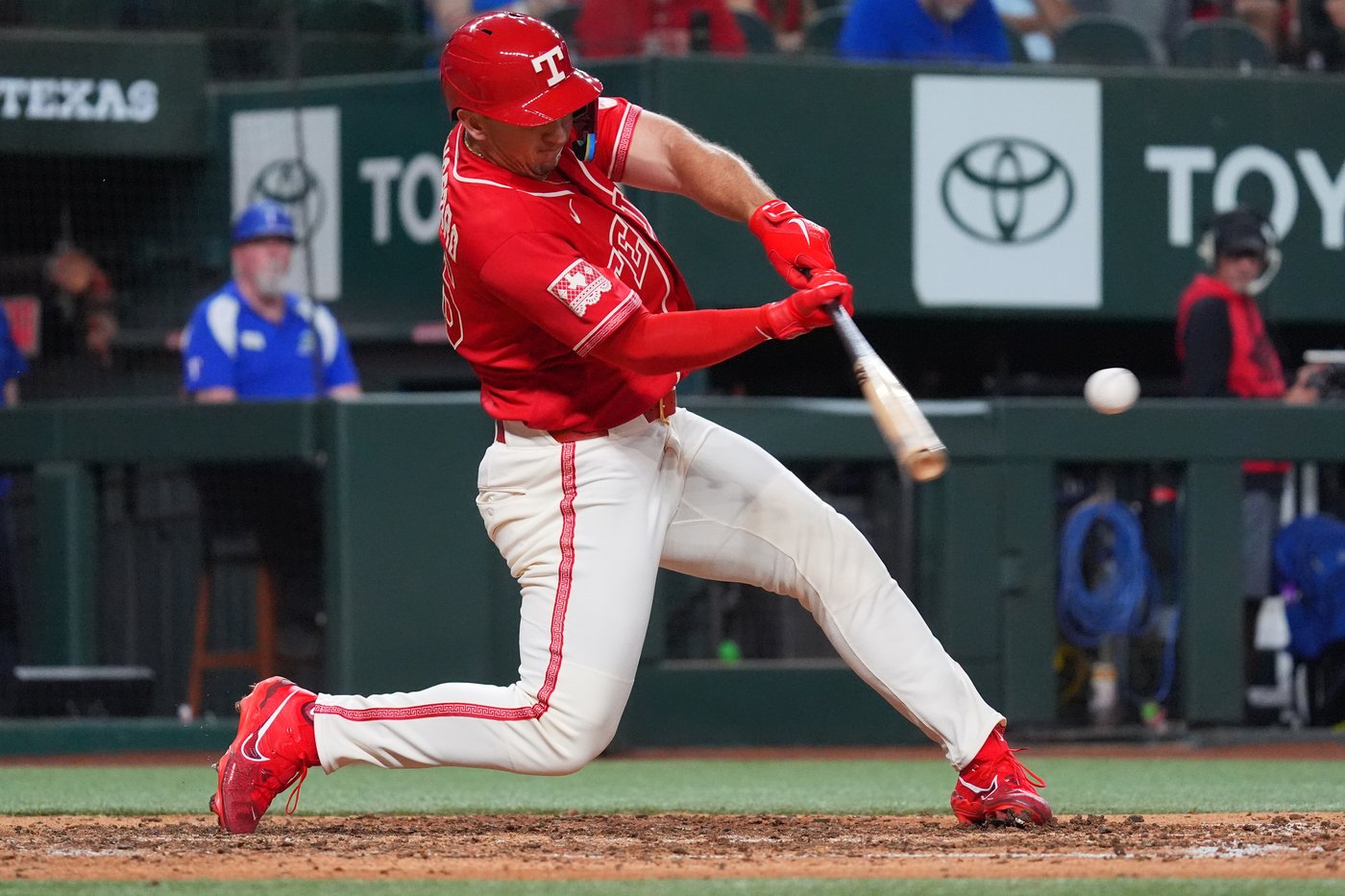 Corey Seager hits a 2-run homer in his Rangers return, snapping an 0-for-29 skid | iNFOnews.ca