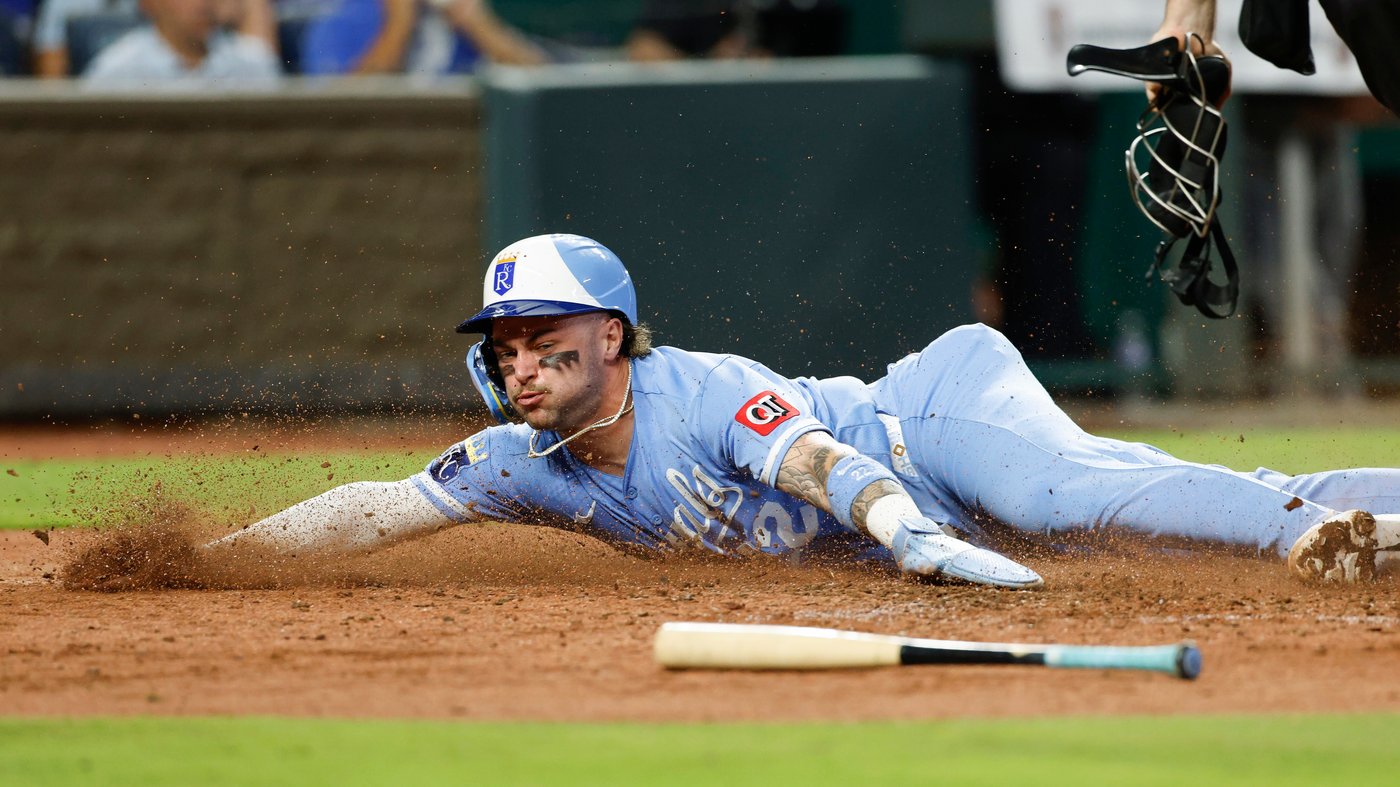 Astros rally past Royals 8-7 after Altuve ties it and a ninth-inning miscue | iNFOnews.ca