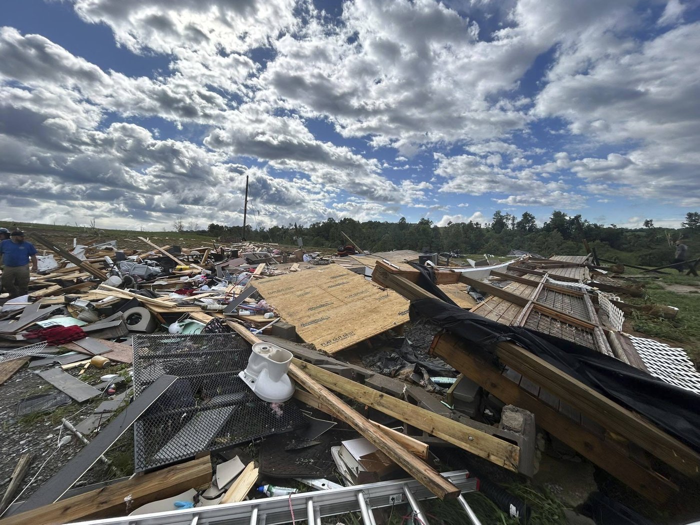 1 dead and several injured when storm rips through Kentucky community, authorities say | iNFOnews.ca 1 dead and several injured when storm rips through Kentucky community, authorities say | iNFOnews.ca