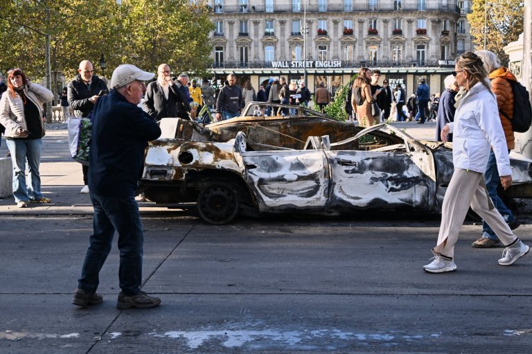 Paris police report 855 arrests after violent clashes and looting during protests | iNFOnews.ca