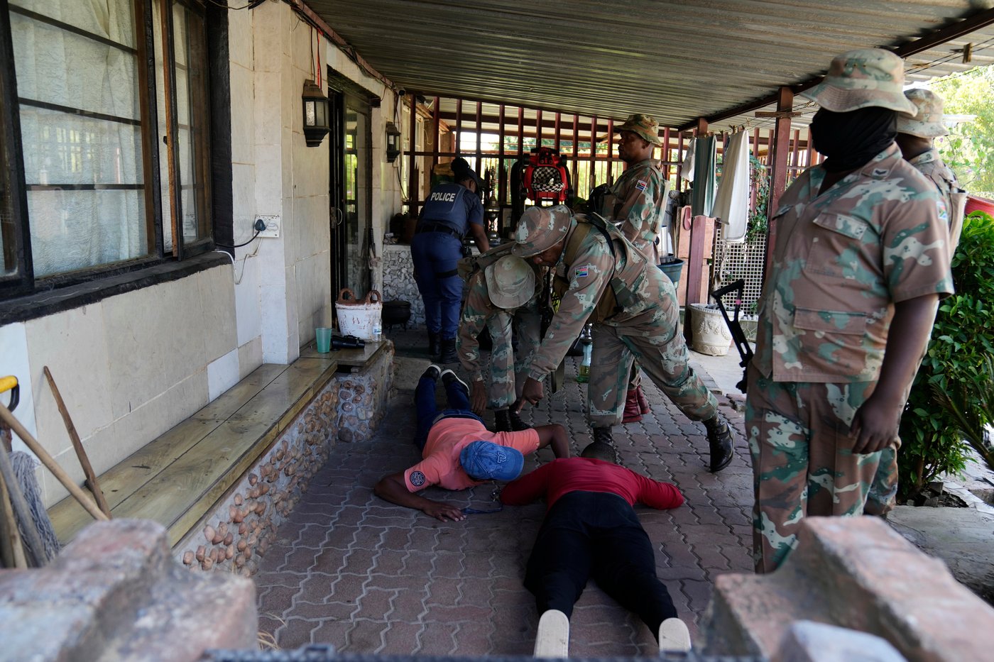 South Africa deploys soldiers to the streets to tackle organized and violent crime | iNFOnews.ca South Africa deploys soldiers to the streets to tackle organized and violent crime | iNFOnews.ca