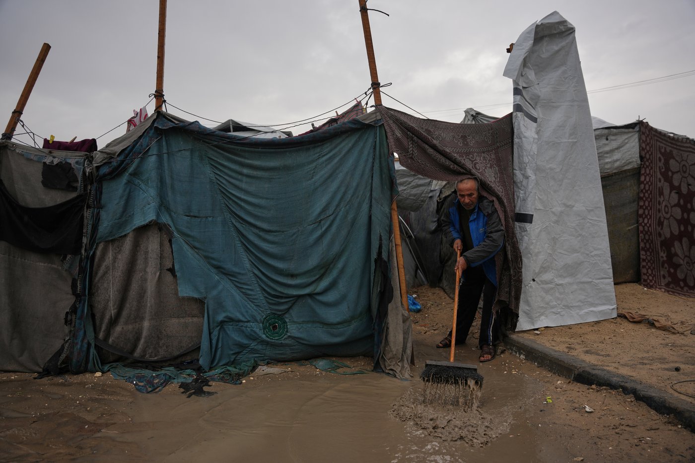 A winter storm chills Gaza and floods tent camps, exposing aid failures | iNFOnews.ca A winter storm chills Gaza and floods tent camps, exposing aid failures | iNFOnews.ca