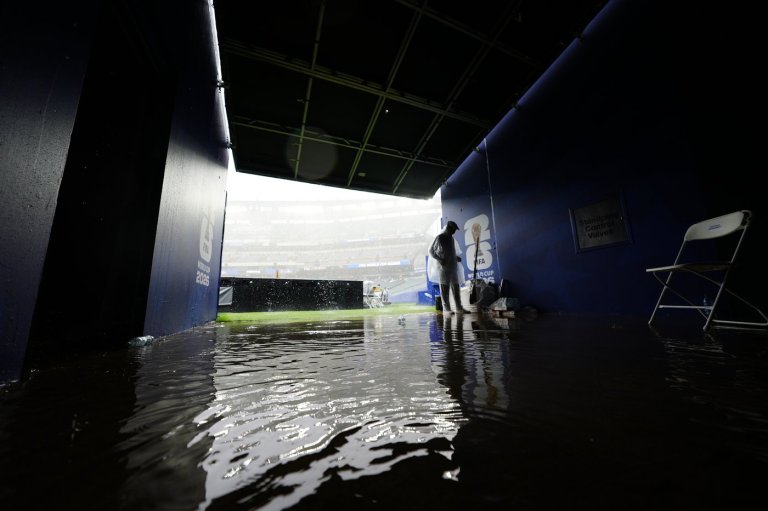 One Extraordinary Photo: What it takes for inclement weather to become the news of the match | iNFOnews.ca
