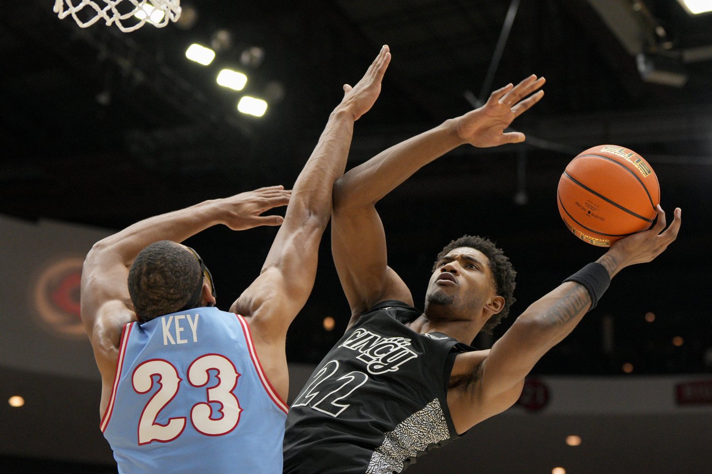 Skillings scores 17 and No. 19 Cincinnati outlasts No. 22 Dayton 66-59 | iNFOnews.ca Skillings scores 17 and No. 19 Cincinnati outlasts No. 22 Dayton 66-59 | iNFOnews.ca