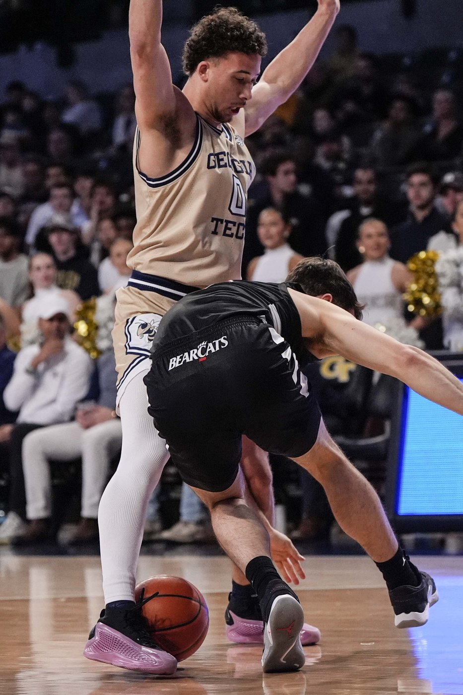 Mitchell leads No. 18 Cincinnati in rout of Georgia Tech 81-58 | iNFOnews.ca Mitchell leads No. 18 Cincinnati in rout of Georgia Tech 81-58 | iNFOnews.ca