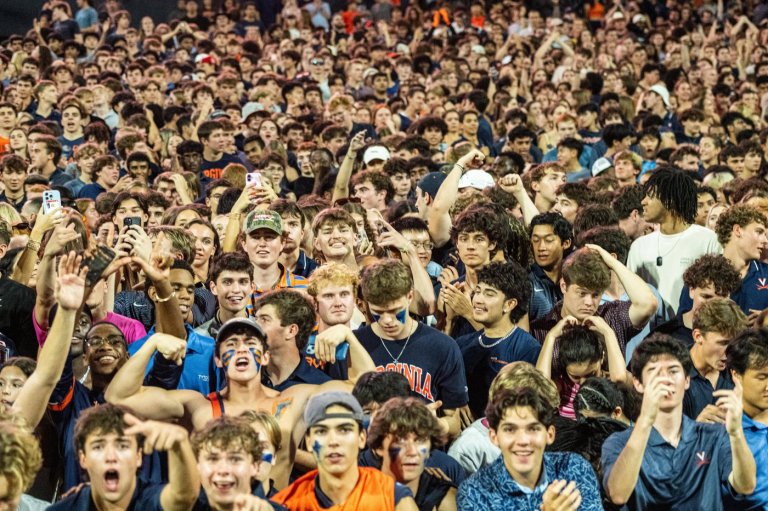 Virginia fans instantly storm field after upset victory over No. 8 Florida State | iNFOnews.ca