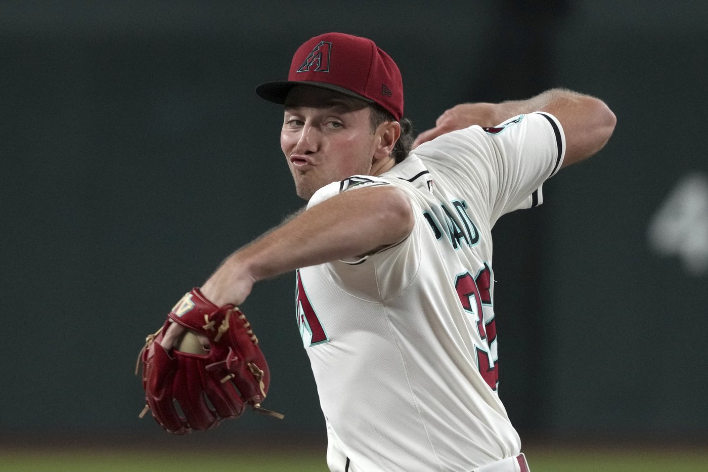 Robbie Ray throws a complete game, Giants beat Diamondbacks 7-2 to split 4-game series | iNFOnews.ca