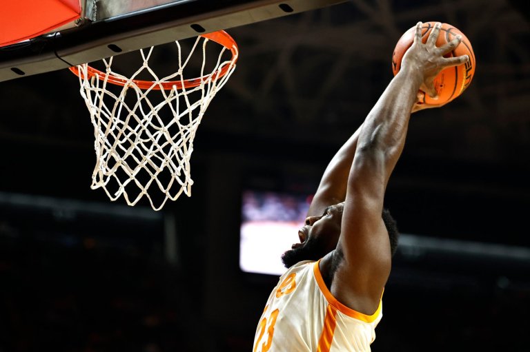 Gillespie scores 23 to lead No. 20 Tennessee over No. 11 Louisville 83-62 | iNFOnews.ca