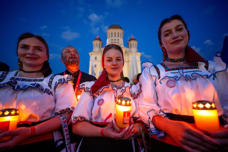Photos of young Orthodox Christians taking part in a lights procession in Romania’s capital | iNFOnews.ca