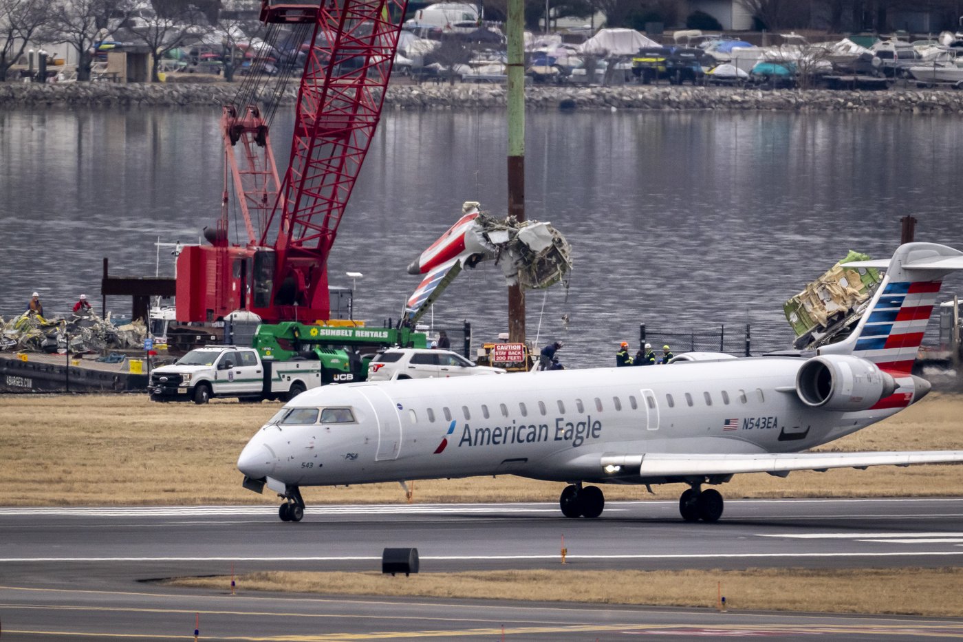 Lasers aid river search for debris from plane and helicopter collision near DC | iNFOnews.ca