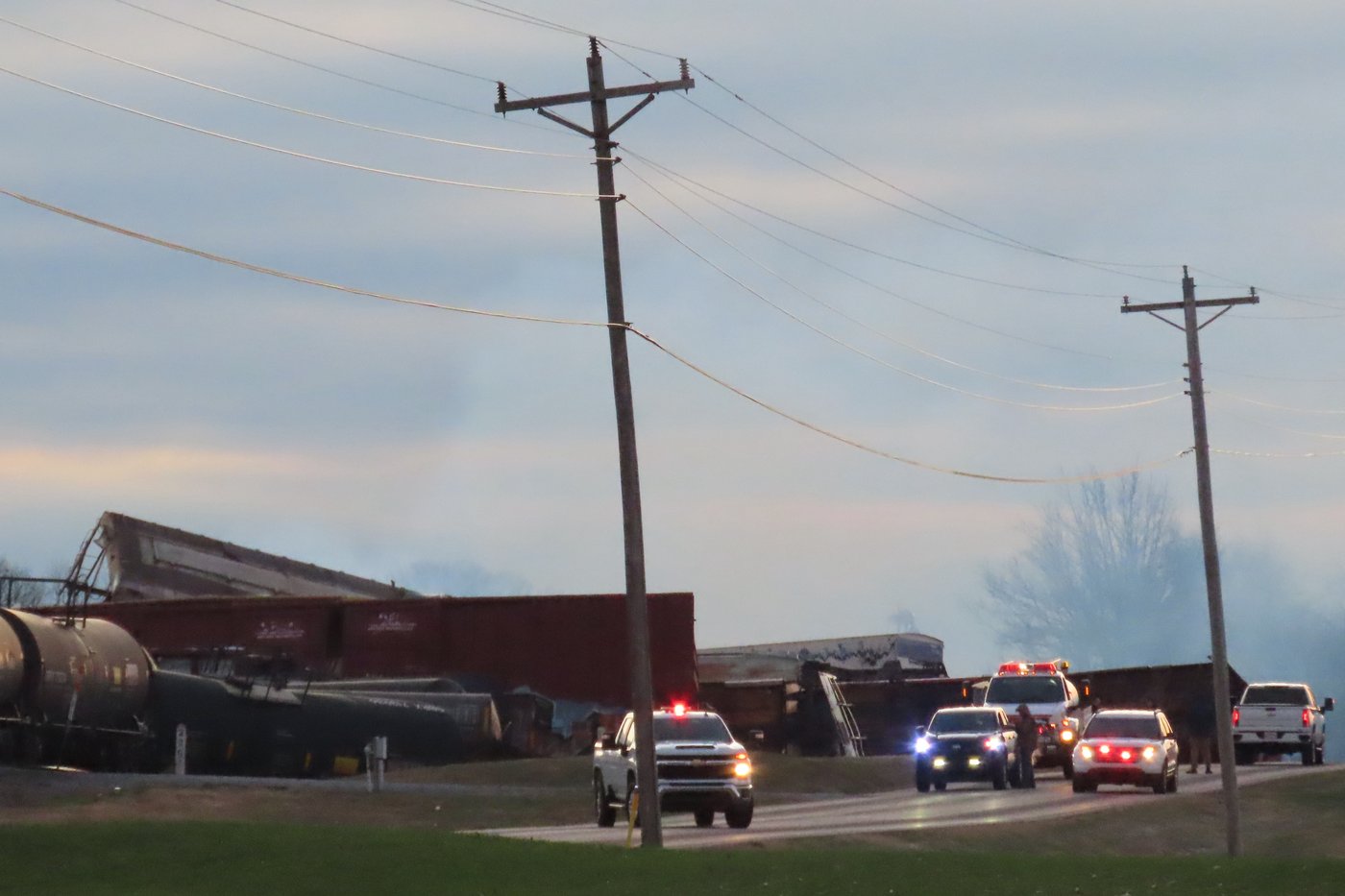 Derailed train in Kentucky causes a chemical leak and sparks a fire | iNFOnews.ca