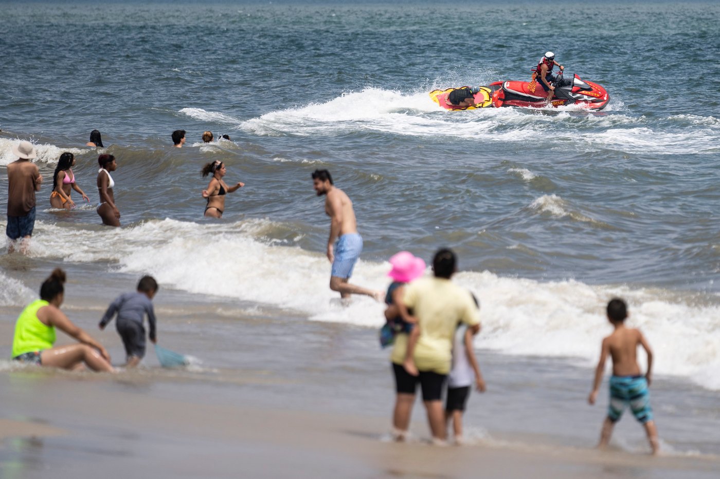 Swimmer bitten on the foot at New York beach in a suspected shark attack | iNFOnews.ca