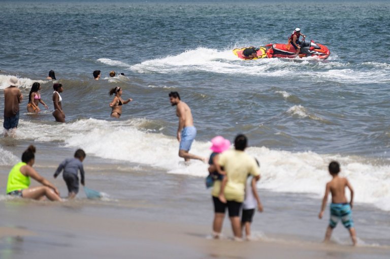 Swimmer bitten on the foot at New York City beach in a suspected shark attack | iNFOnews.ca