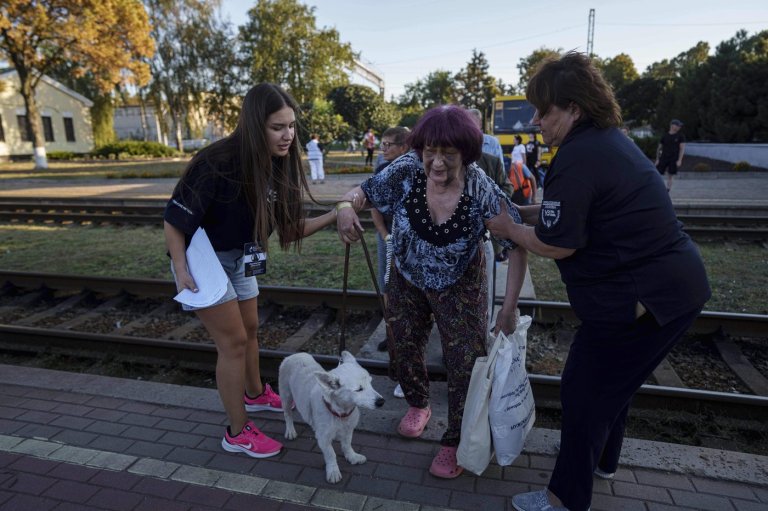 In ruined Ukrainian cities, residents have tried to cling to hope but eventually they leave | iNFOnews.ca