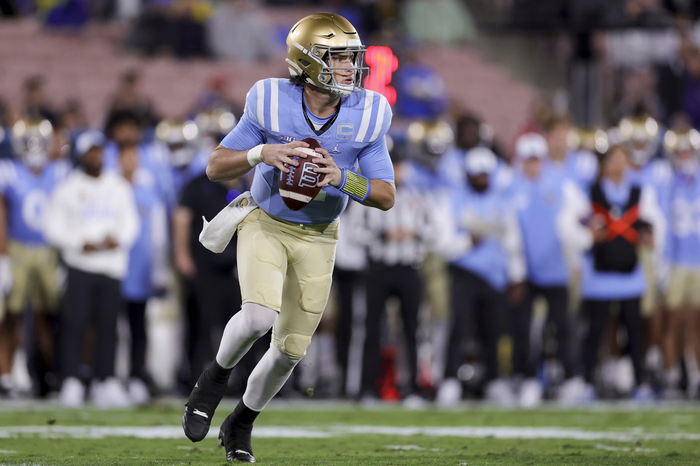 Garbers, Schwesinger lead UCLA past Iowa 20-17 for Bruins' 3rd straight win | iNFOnews.ca