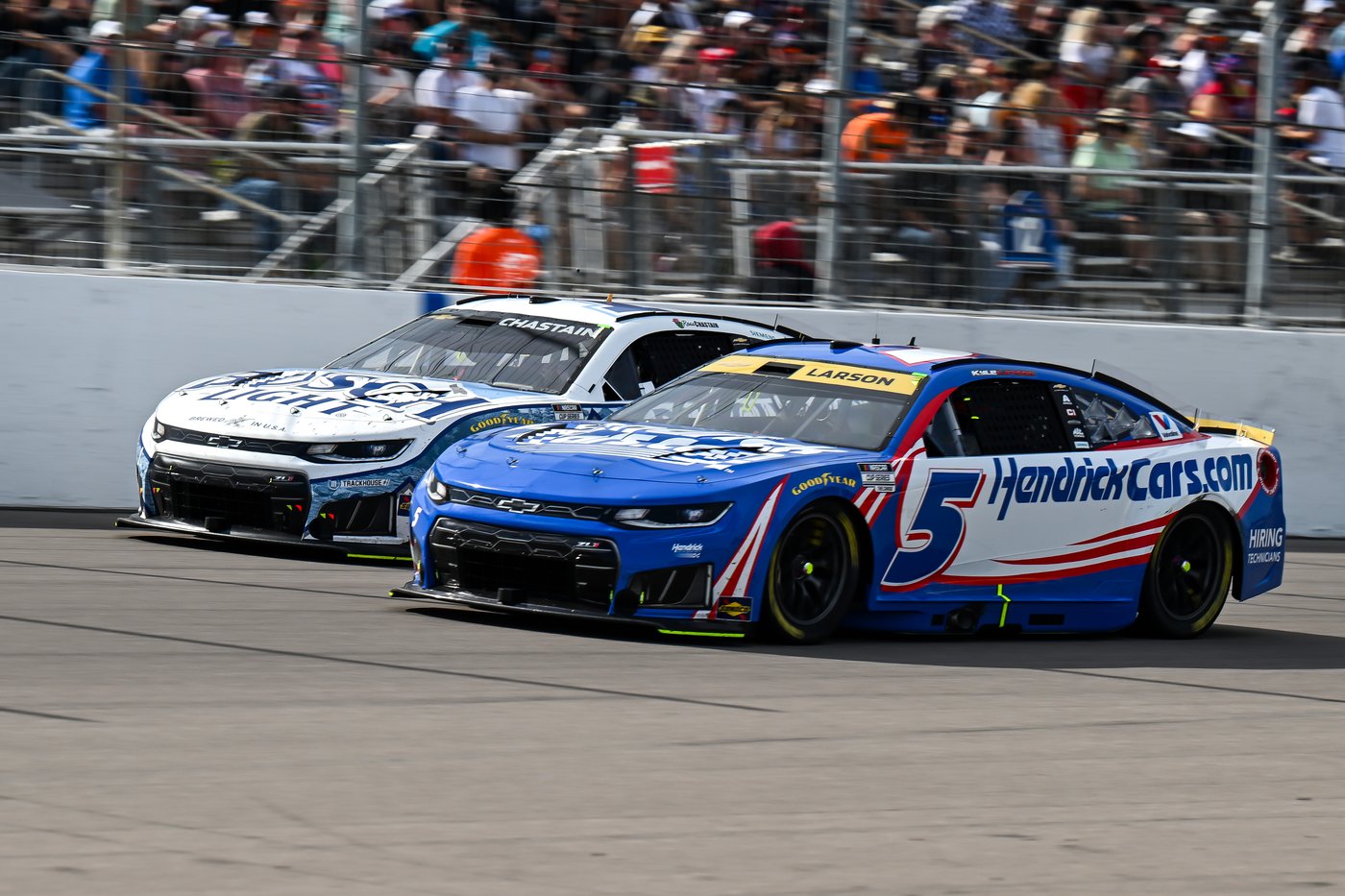 Larson ends 51-race winless streak, boosts NASCAR title hopes in Hendrick 1-2 finish at Gateway | iNFOnews.ca