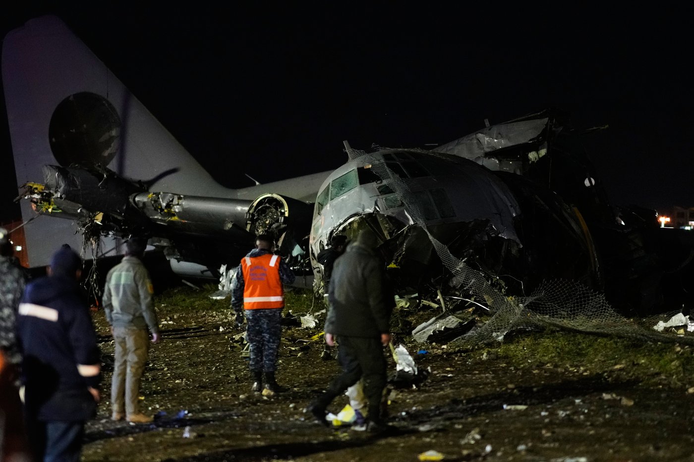 Cargo plane carrying money crashes near Bolivia's capital, killing at least 15 people, official says | iNFOnews.ca Cargo plane carrying money crashes near Bolivia's capital, killing at least 15 people, official says | iNFOnews.ca
