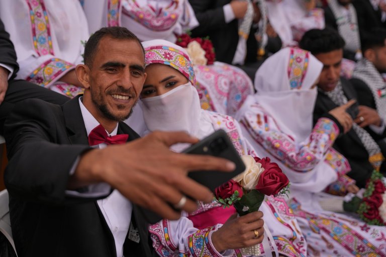 Photos show Palestinian couples celebrating a mass wedding in Gaza | iNFOnews.ca