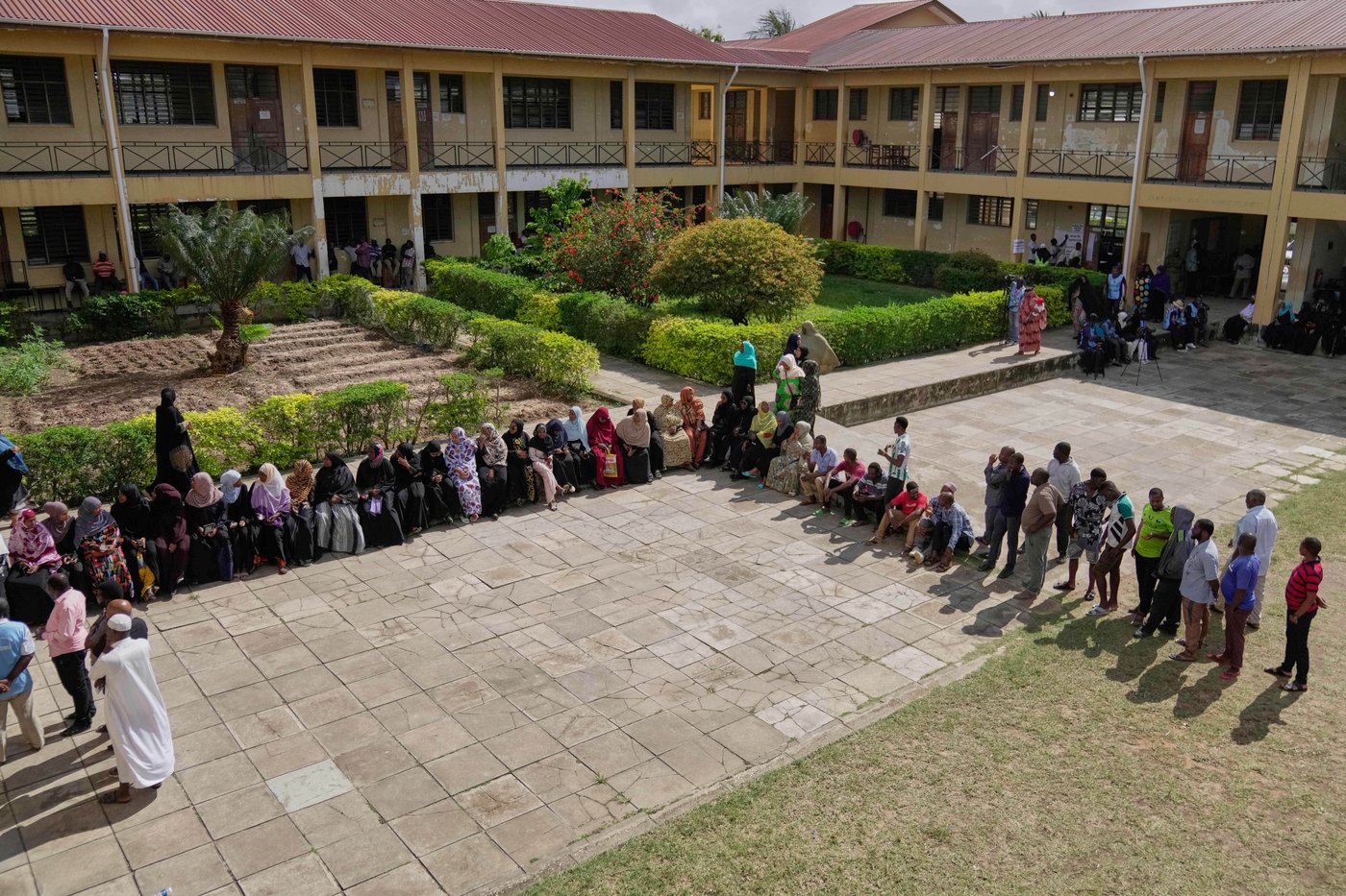 Tanzania deploys the military and imposes a curfew on election day after protests erupt | iNFOnews.ca Tanzania deploys the military and imposes a curfew on election day after protests erupt | iNFOnews.ca