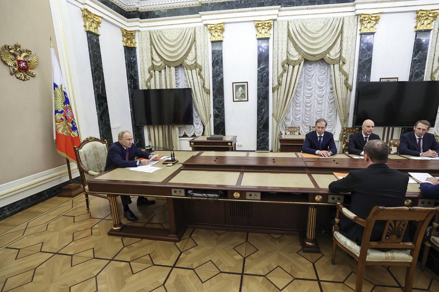 Putin lowers threshold of nuclear response as he issues new warnings to the West over Ukraine | iNFOnews.ca