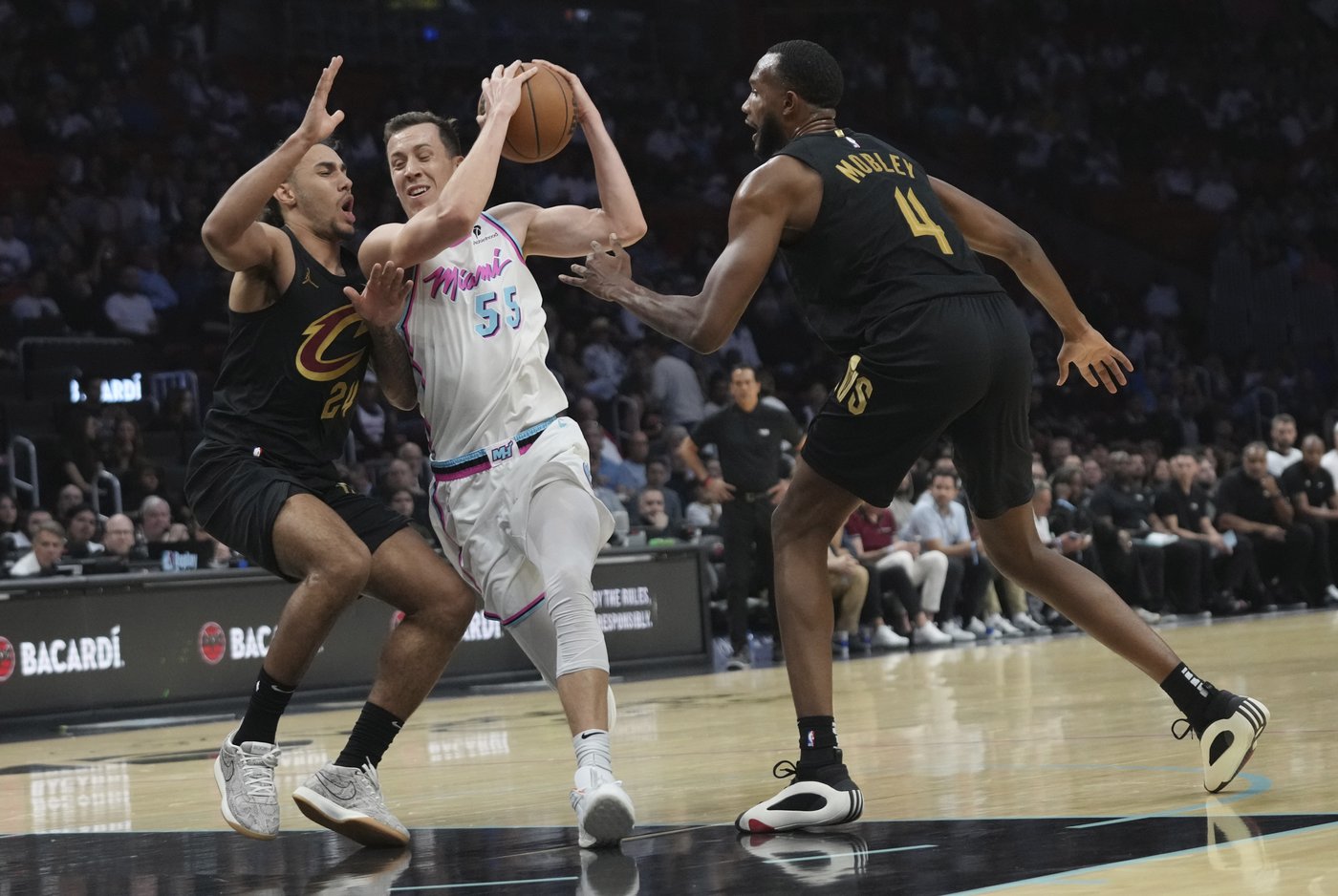 Donovan Mitchell scores 34 points, Cavaliers never trail in 126-106 win over Heat | iNFOnews.ca