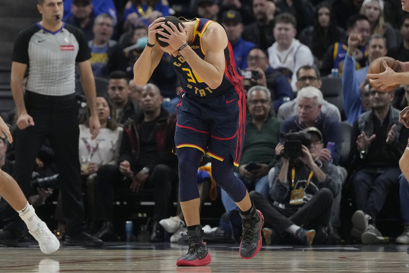 Devin Booker scores 31 points as Suns run away from Warriors for 130-105 win | iNFOnews.ca