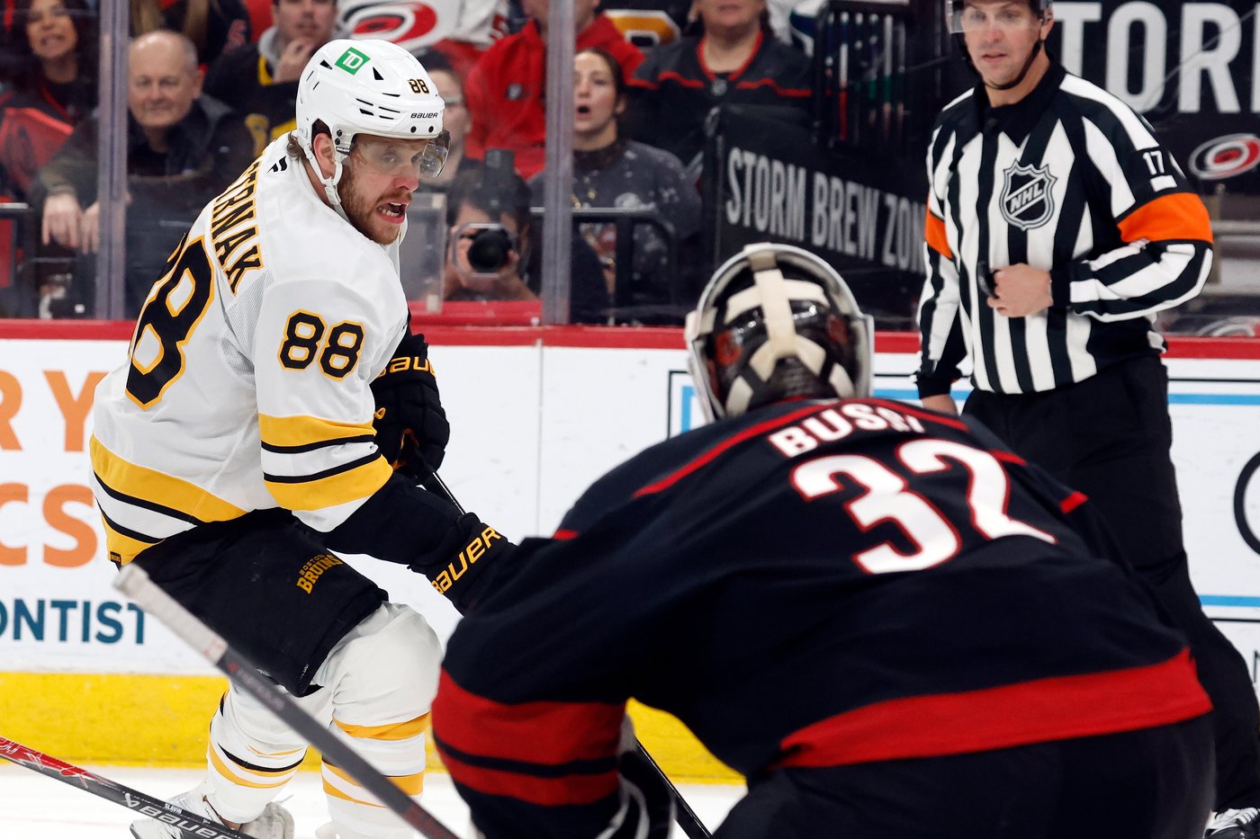 Hurricanes overcome Geekie's hat trick, top Bruins in OT to claim the Metropolitan Division title | iNFOnews.ca Hurricanes overcome Geekie's hat trick, top Bruins in OT to claim the Metropolitan Division title | iNFOnews.ca