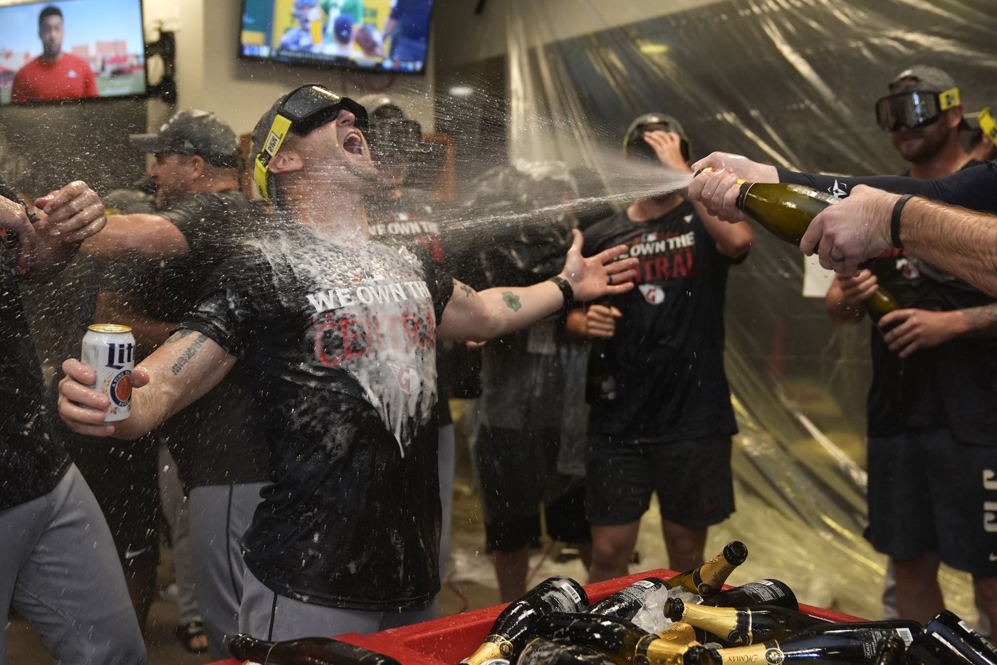 Cleveland Guardians clinch AL Central title when Royals lose to Giants | iNFOnews.ca