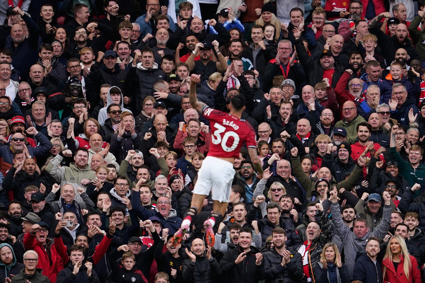 Man United wins and Arsenal moves to the top of the Premier League | iNFOnews.ca