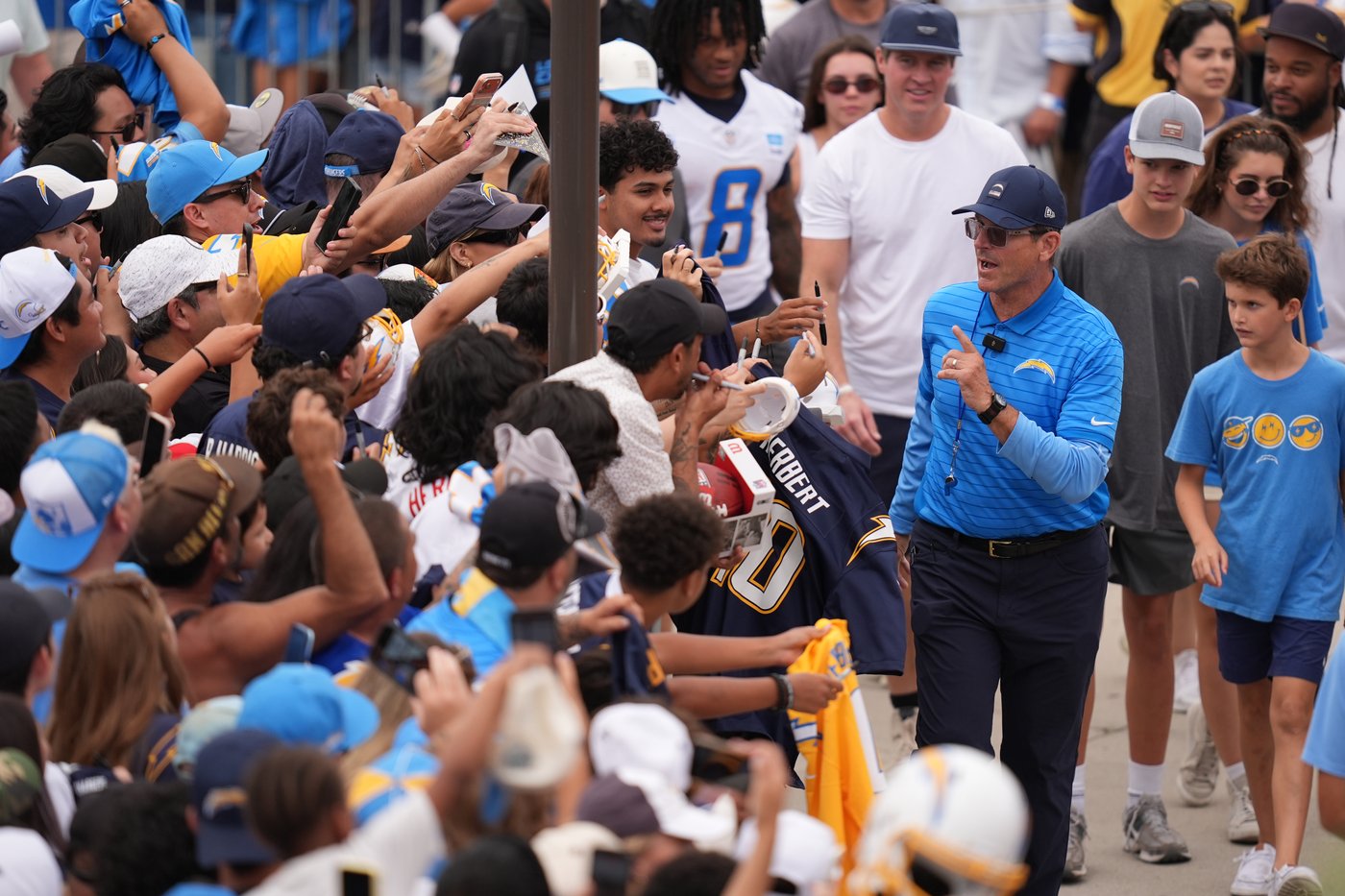New offensive coordinator Mike McDaniel brings a different vibe to Chargers on and off field | iNFOnews.ca